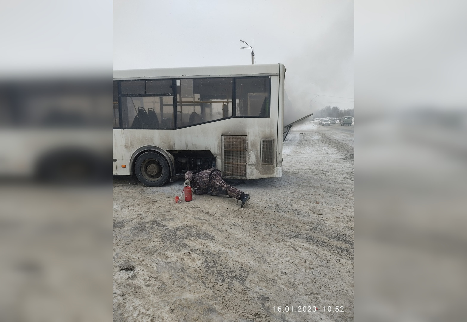 "Всем было все равно!": кировчанам пришлось тушить дымящийся рейсовый автобус 