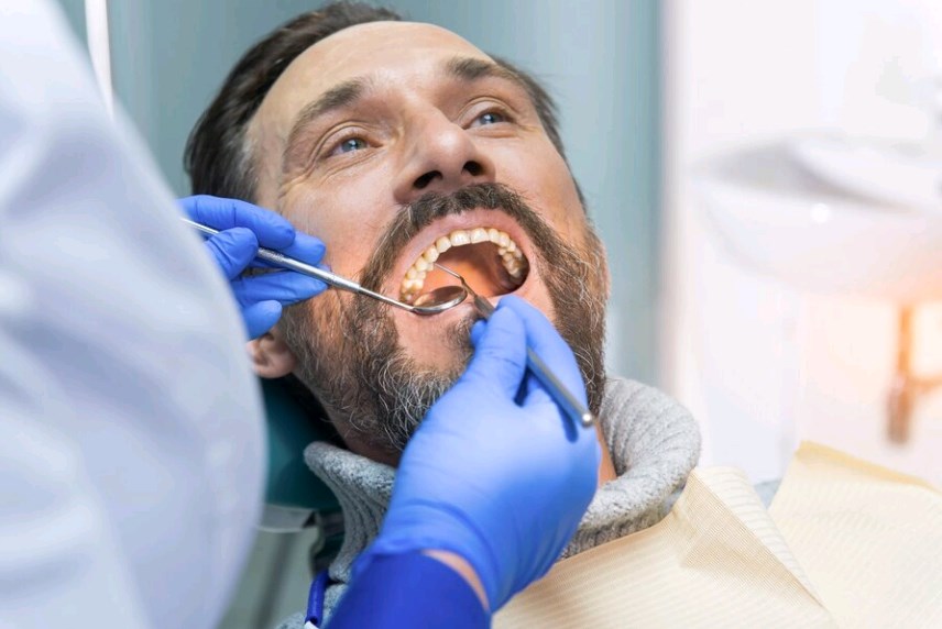 Кировский стоматолог предупредил, чем опасно долго ходить без зуба после удаления