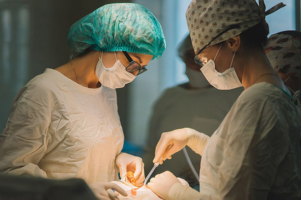 Кировские врачи удалили пациентке матку и достали 40-сантиметровую опухоль 