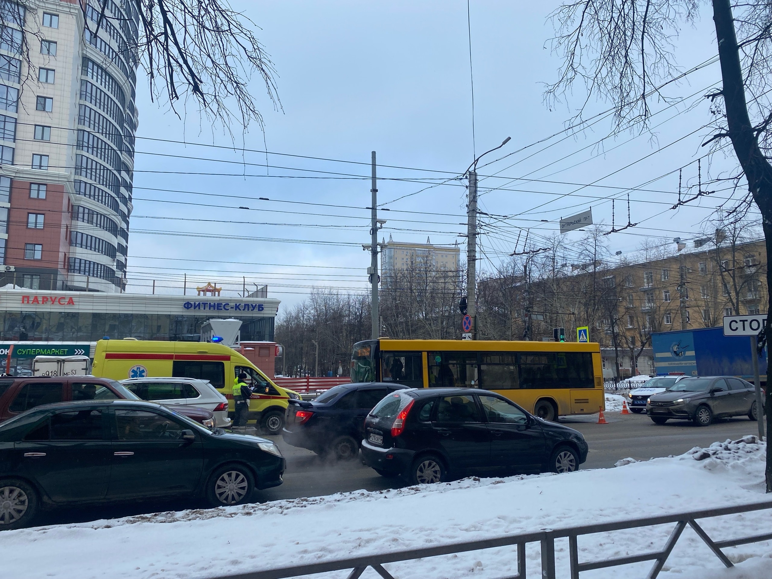 В Кирове водитель городского автобуса сбил подростка на пешеходном переходе