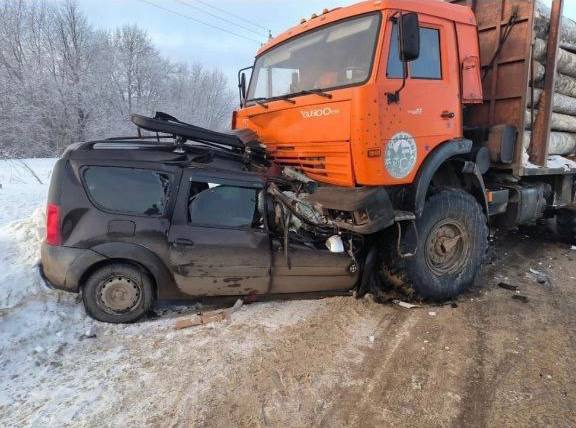 Лесовоз смял легковушку: на трассе в Кировской области погибли четыре человека