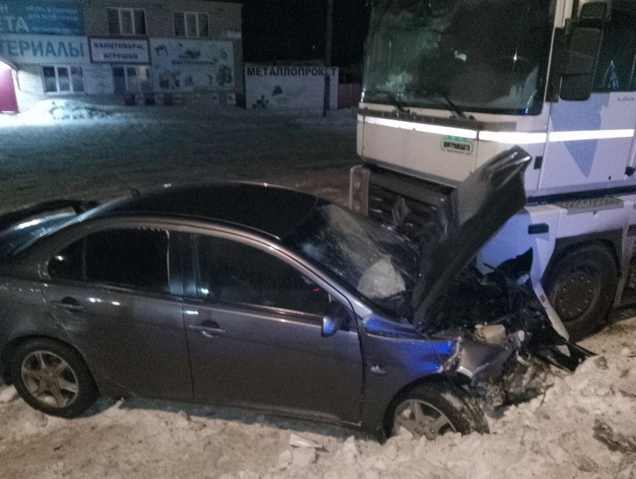 В Кировской области столкнулись тягач и две легковушки: пострадали пять человек
