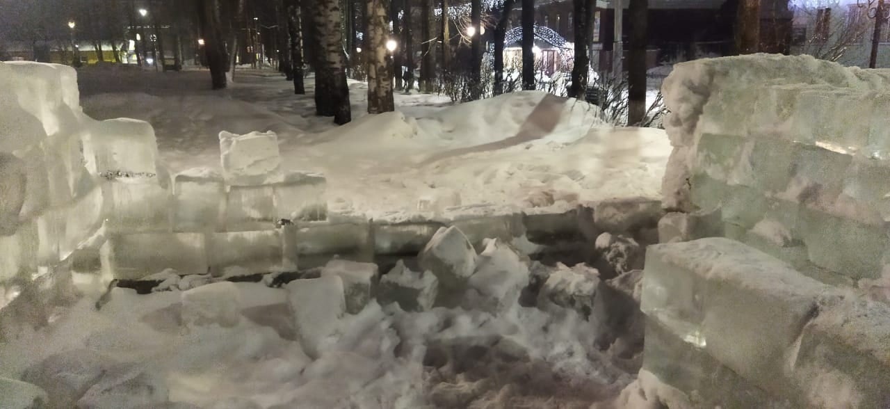 В Кировской области вандалы разрушили ледовый городок, который строили всем миром