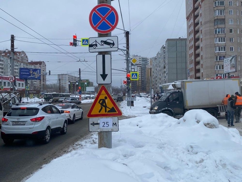 В Кирове на перекрестке улиц Риммы Юровской и Строителей вновь изменили работу светофора 