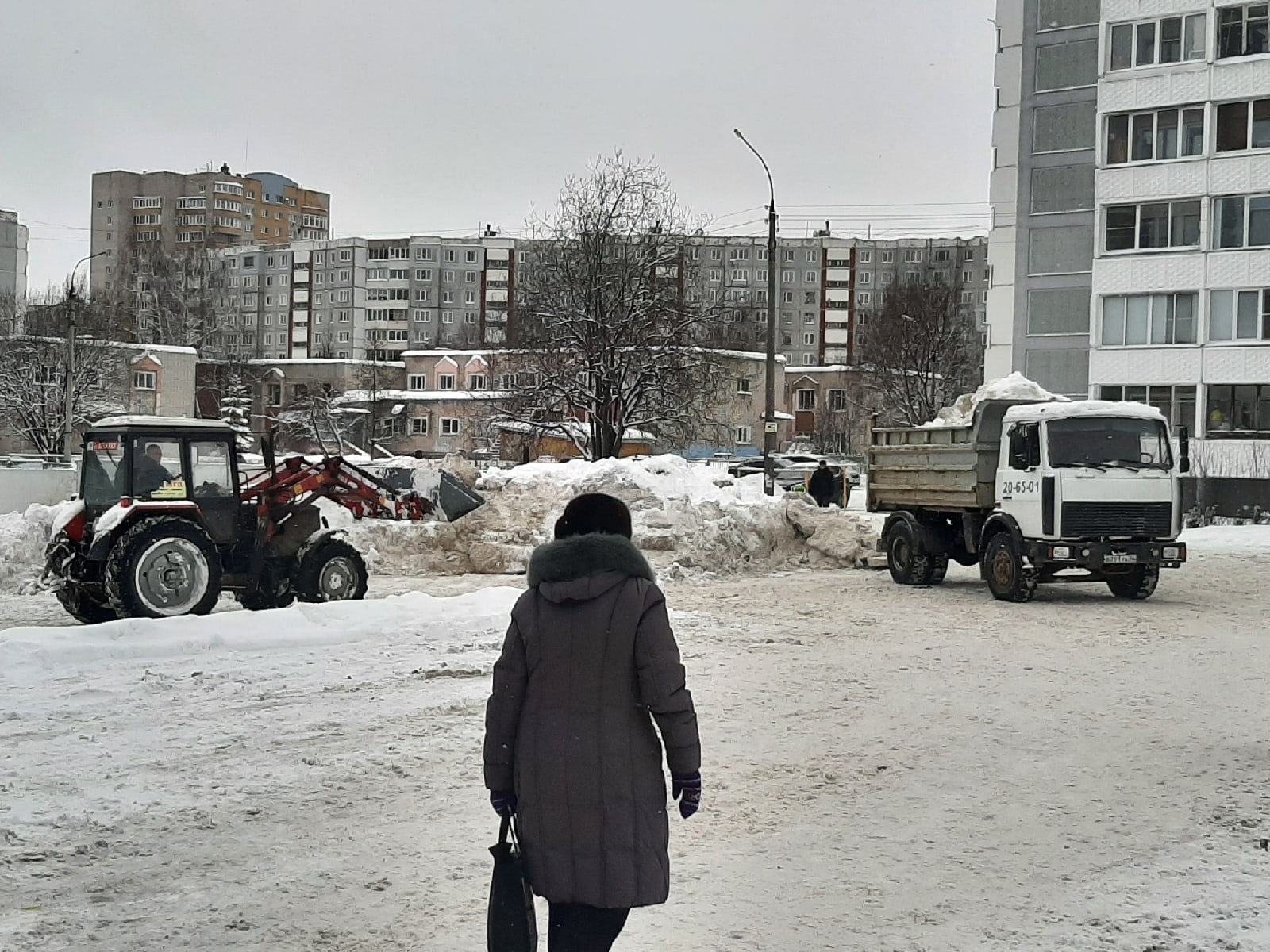 В Кирове пройдет дневной вывоз снега: на каких улицах водителей попросили не парковаться