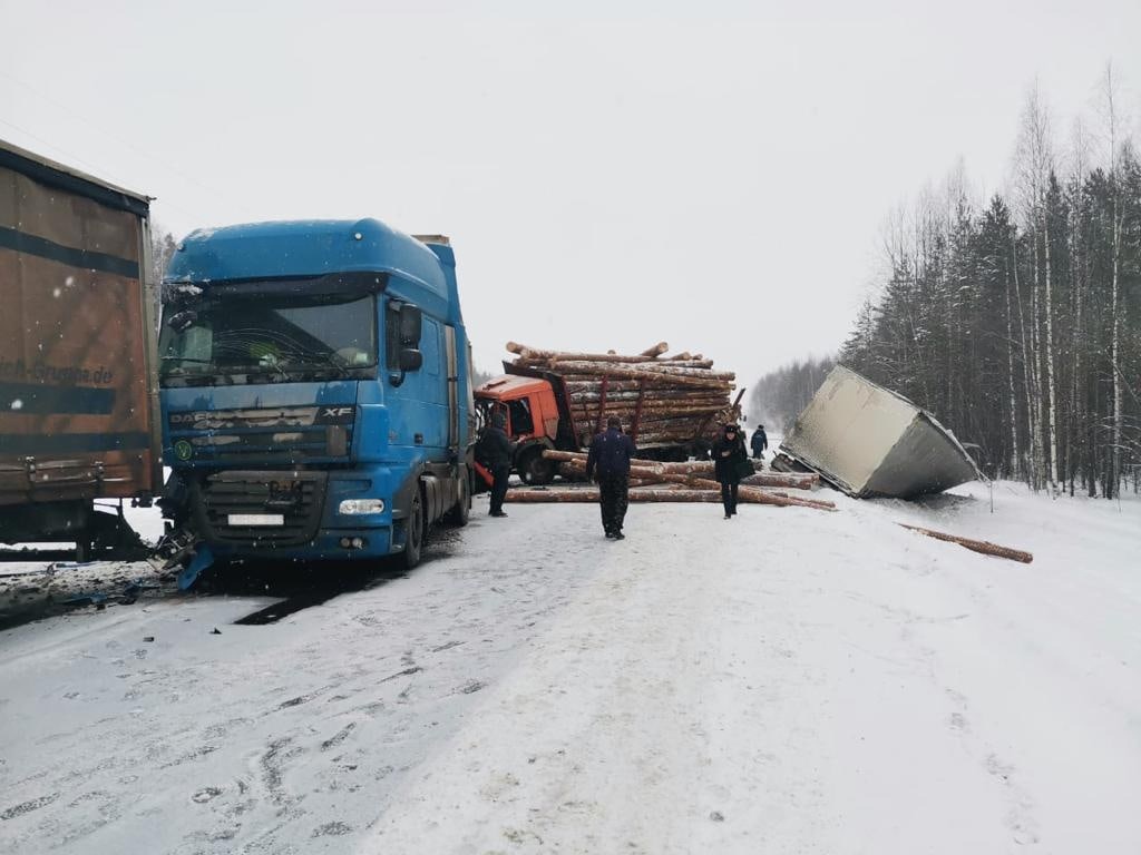 В Кировской области из-за столкновения четырех грузовиков закрыли федеральную трассу