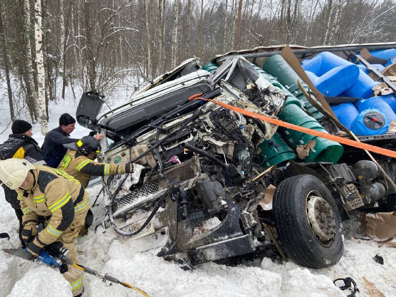 Пострадавшего вырезали из кабины: подробности аварии с грузовиками в Кировской области