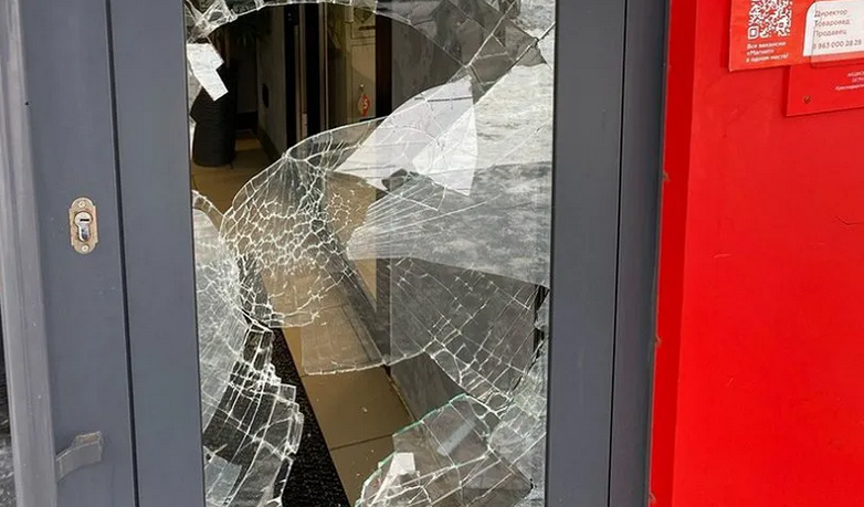 Разбили стекло на двери. Разбитая стеклянная дверь. Разбил стекло двери в транспорте. Клеим разбитое стекло в двери. Двери для общепита.