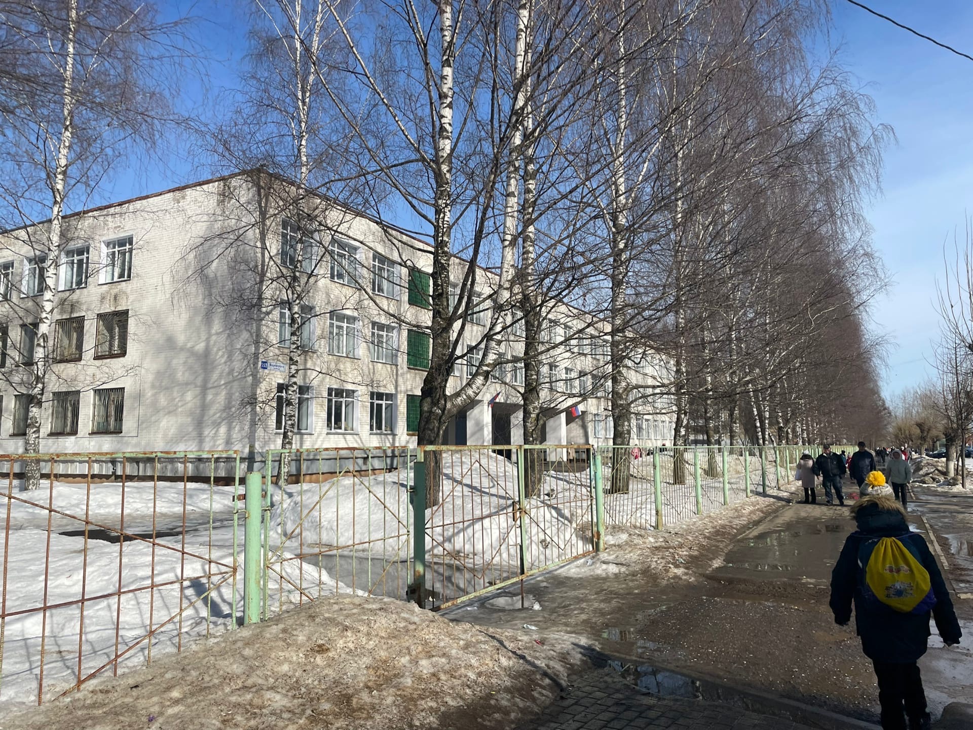 Подростка из Кировской области ограбили рядом со входом в школу