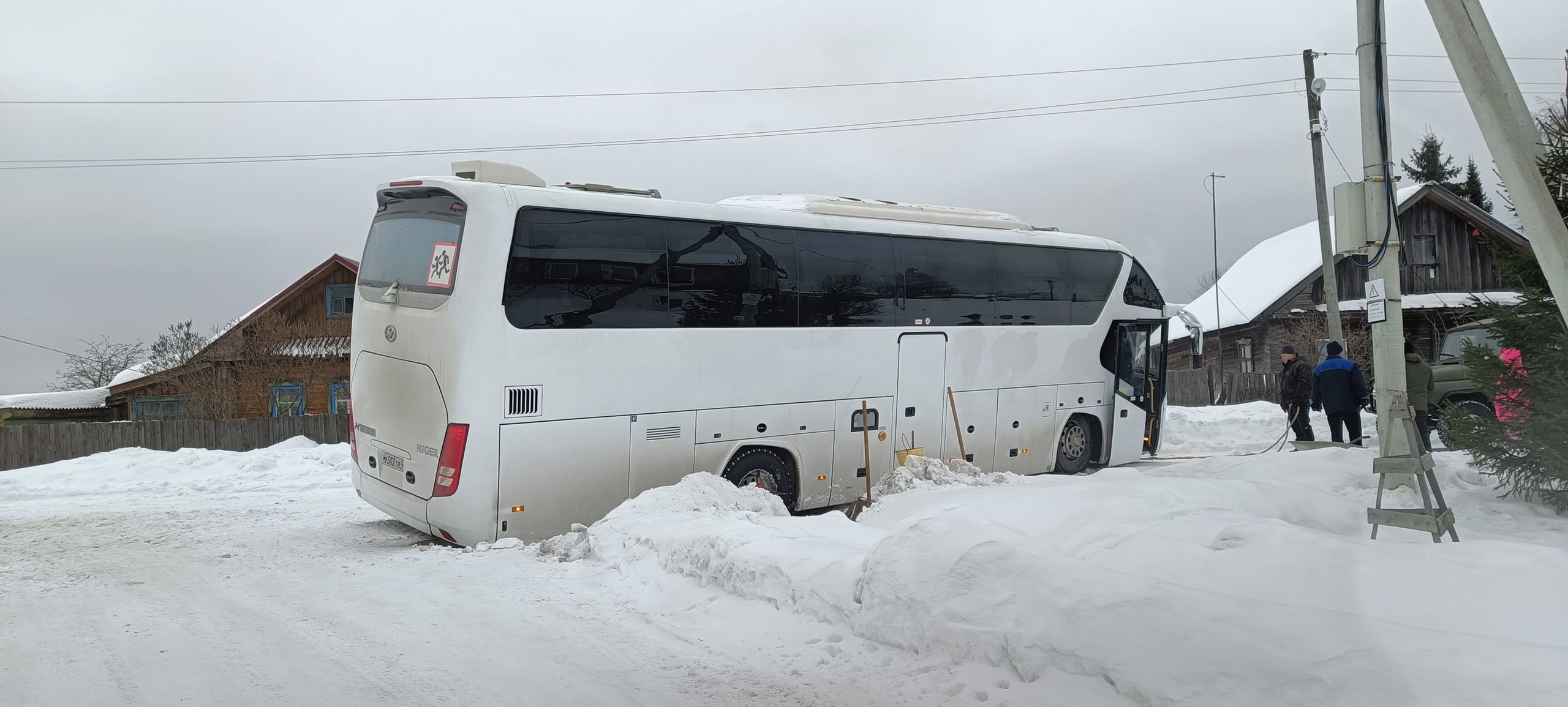 У Слободского туристический автобус застрял в снегу, заблокировав дорогу к домам жителей
