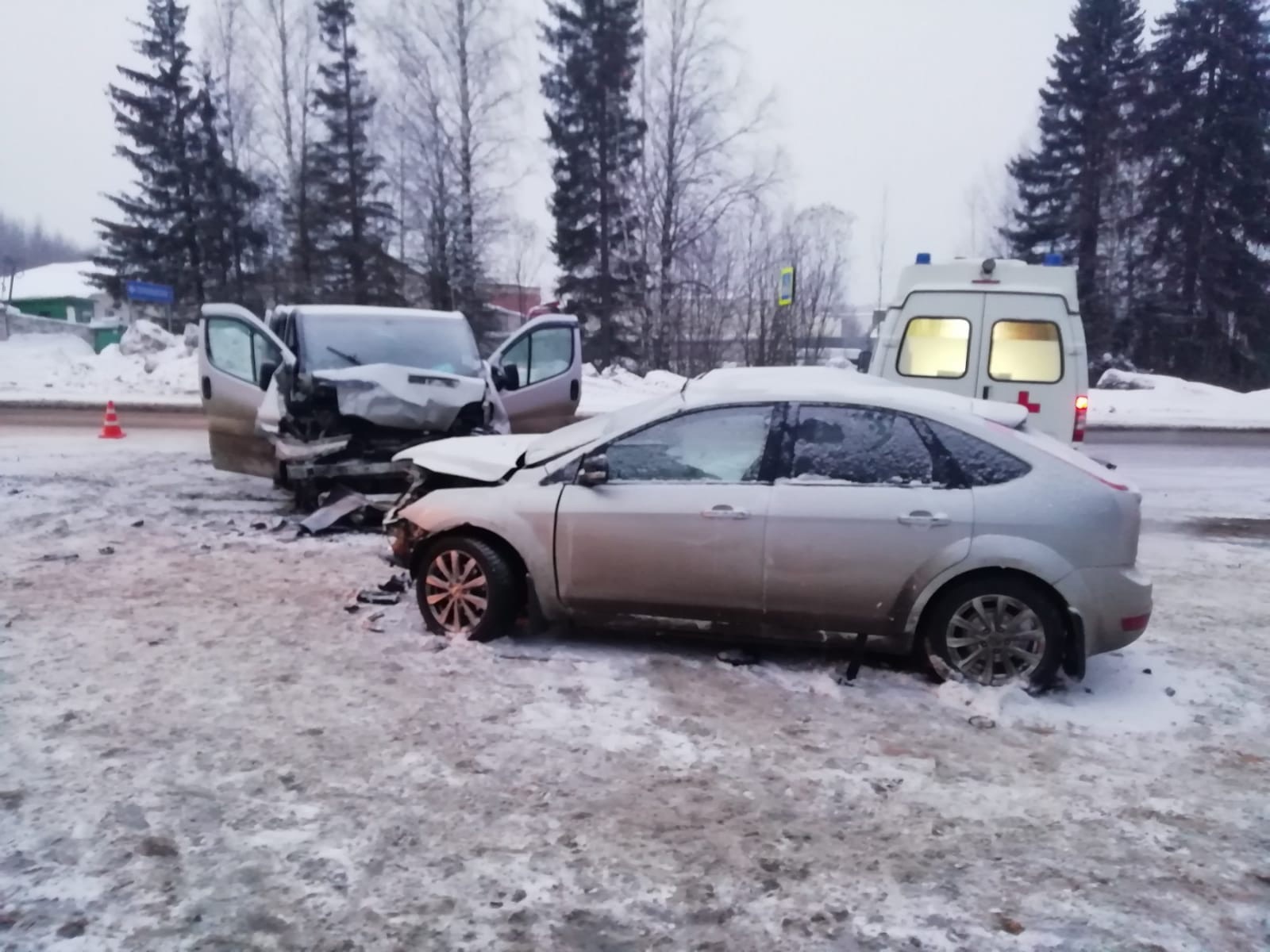 Пострадавшего при аварии в Слободском районе вырезали из искореженного авто