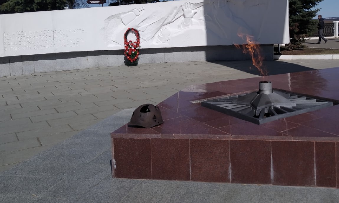 Кировская полиция установила личности подростков, прикуривших от Вечного огня