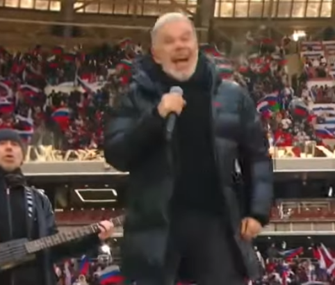 Олег Газманов попытался скрыть бренд куртки Prada, в которой выступал на митинге в "Лужник