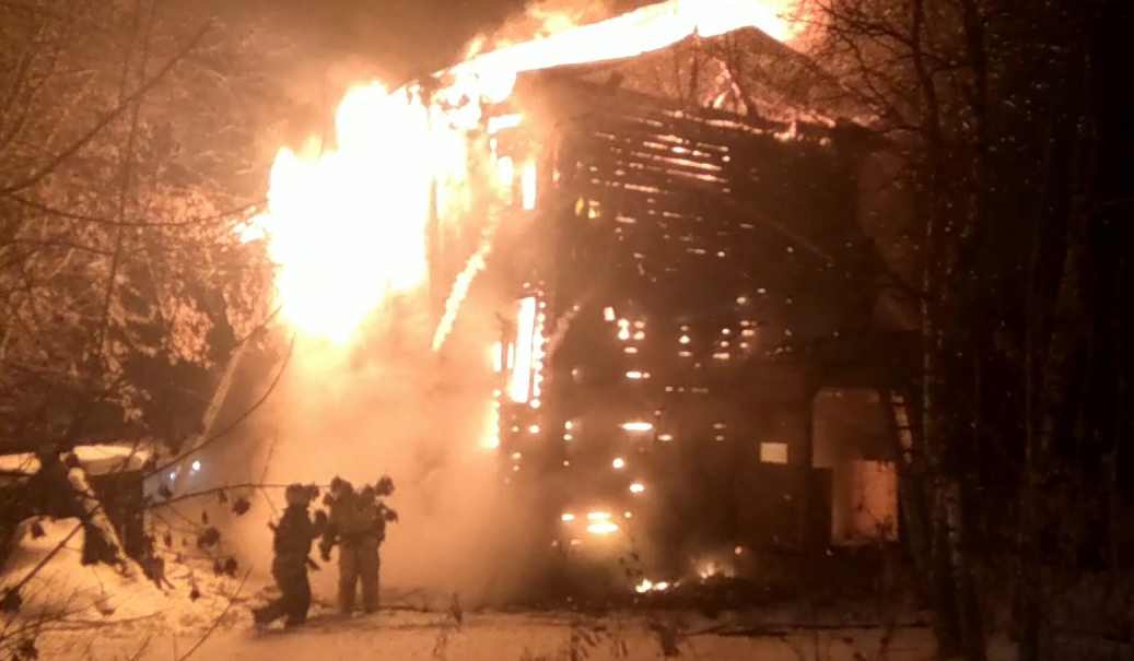 На Красном Химике горит двухэтажный дом: на месте работают 7 пожарных расчетов