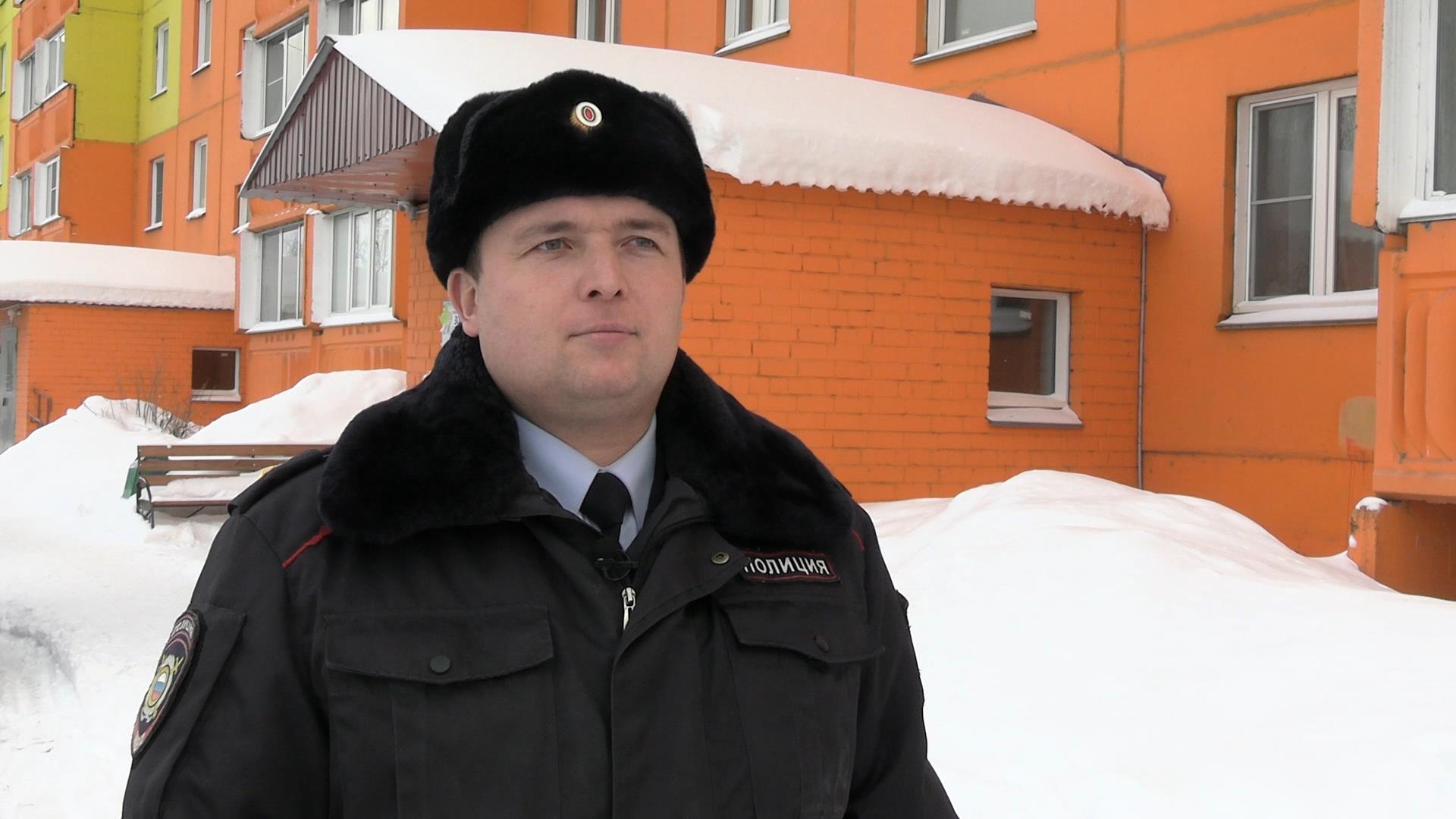 Кировский полицейский вытащил из горящей квартиры пенсионера без сознания