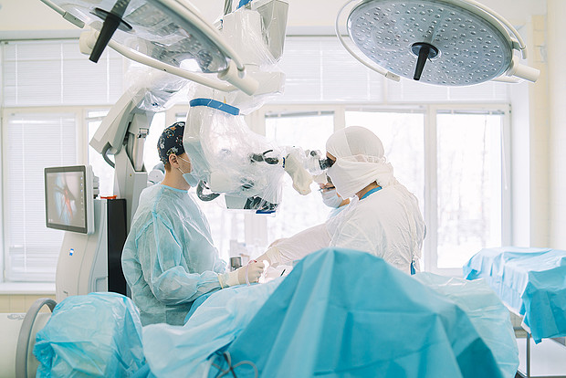 Кировские врачи прооперировали пациентку с врожденной патологией развития головного мозга
