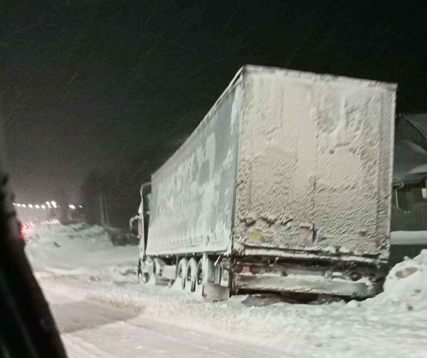 Из-за погоды на трассах в Кировской области ограничили движение грузового транспорта