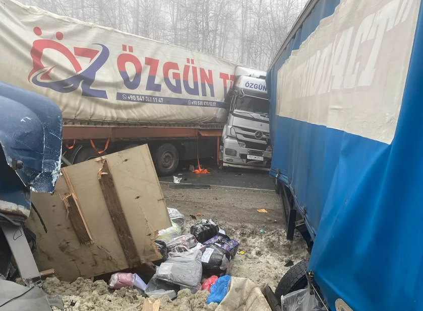 Из-за гололеда на трассе в Саратовской области столкнулись 20 машин