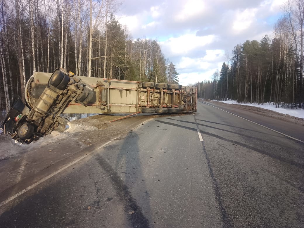 На одной из трасс Кировской области столкнулись легковушка и грузовик: есть погибшие 