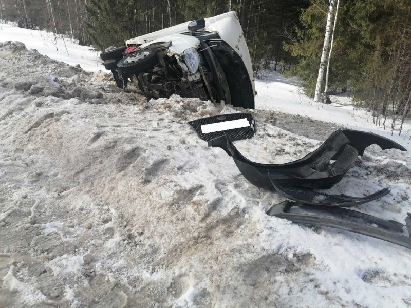 ГАЗель развалилась на части: в Кировской области произошло ДТП на трассе