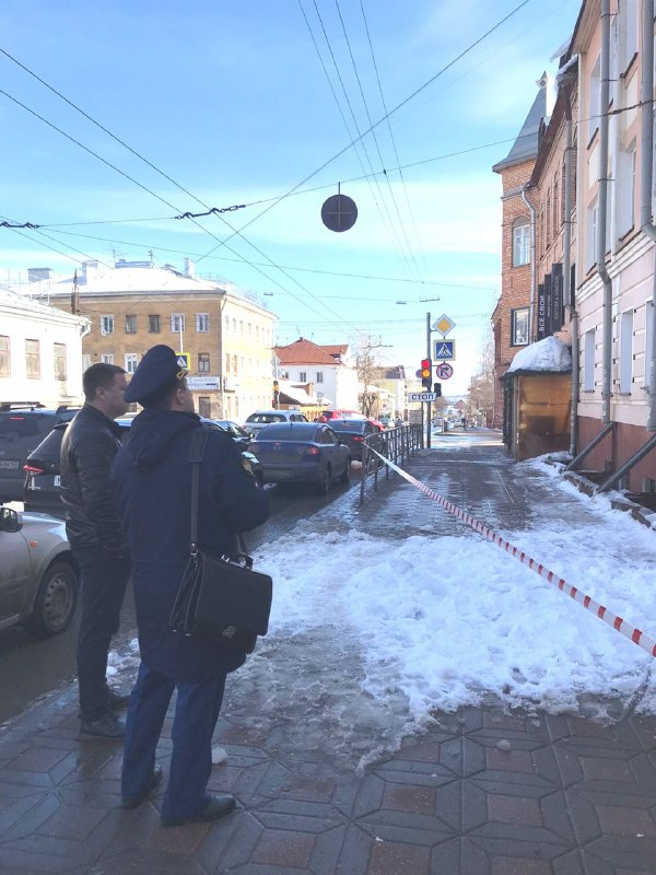  В Кирове на Преображенской на женщину упала ледяная глыба