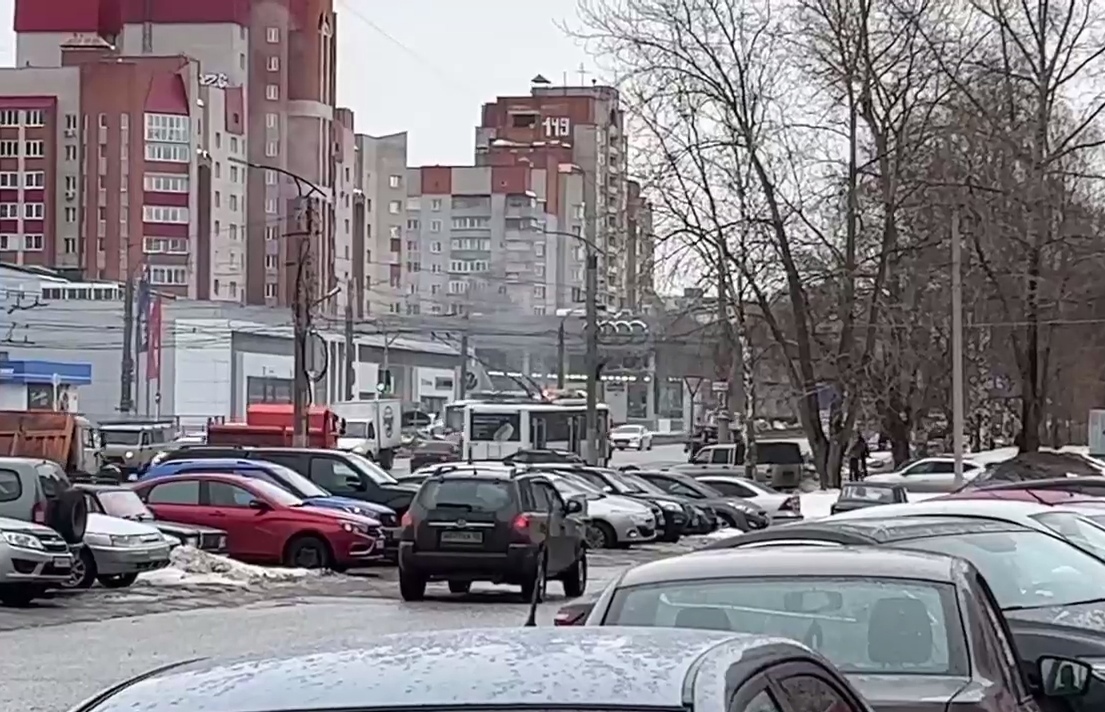 Кировская прокуратура проводит проверку по факту пожара в троллейбусе №8
