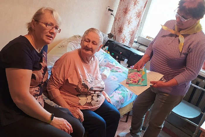 В Кировской области женщина приютила дома одинокую бабушку 