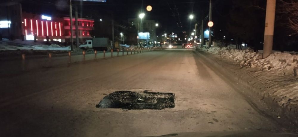 В Кирове продолжают ремонтировать ямы на дорогах по всему городу