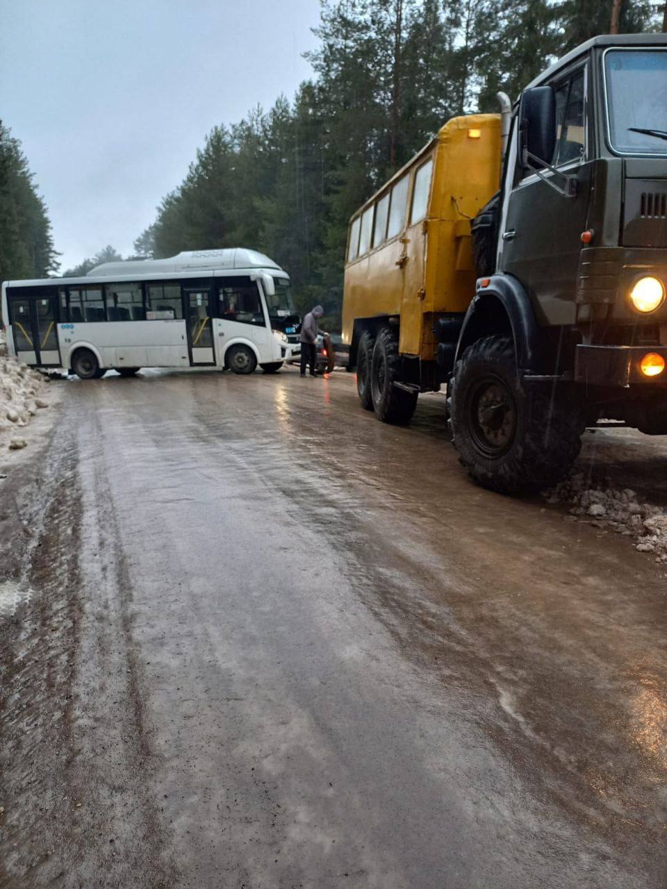 В Кирове автобус с пассажирами оказался в сугробе