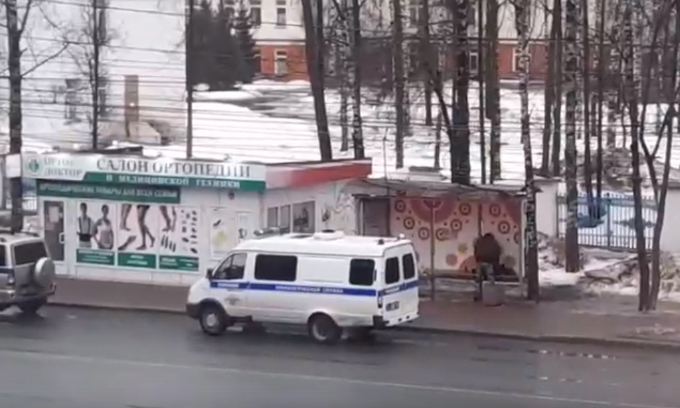 Остановку "Областная больница" в Кирове оцепили из-за подозрительной сумки
