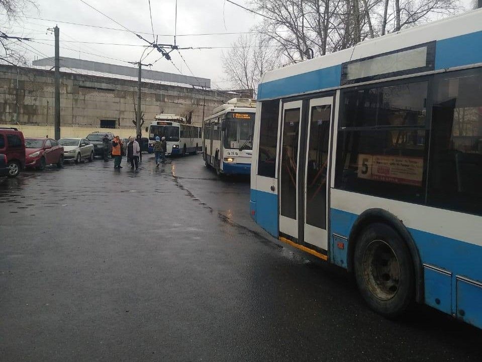 Кировчанин на машине загородил путь восьми троллейбусам: все они не смогли выйти на линии