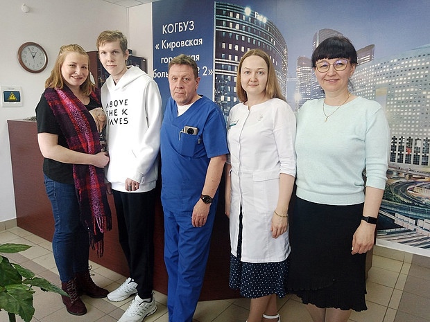 Кировские врачи помогли 19-летнему парню встать на ноги после нескольких недель комы
