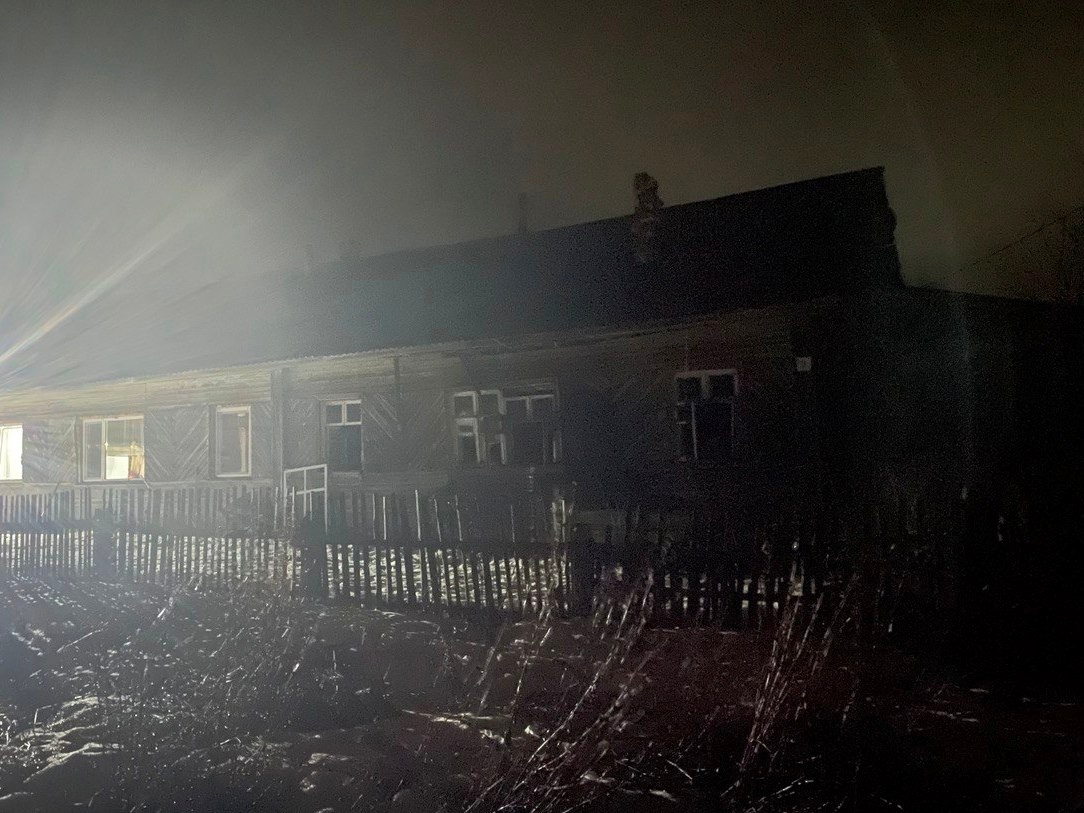 В Кировской области огонь уничтожил дом: на месте пожара нашли тело мужчины