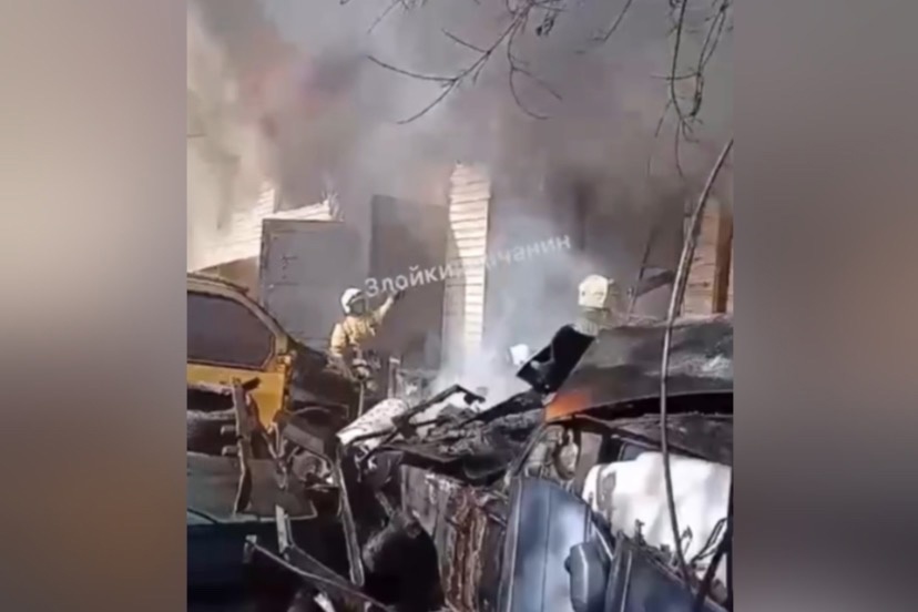В Кирове загорелись гаражи: на место происшествия приехали шесть пожарных расчетов 