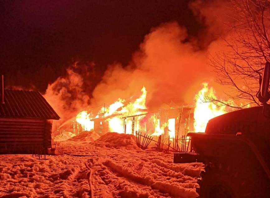 В селе под Котельничем сгорел двухквартирный жилой дом