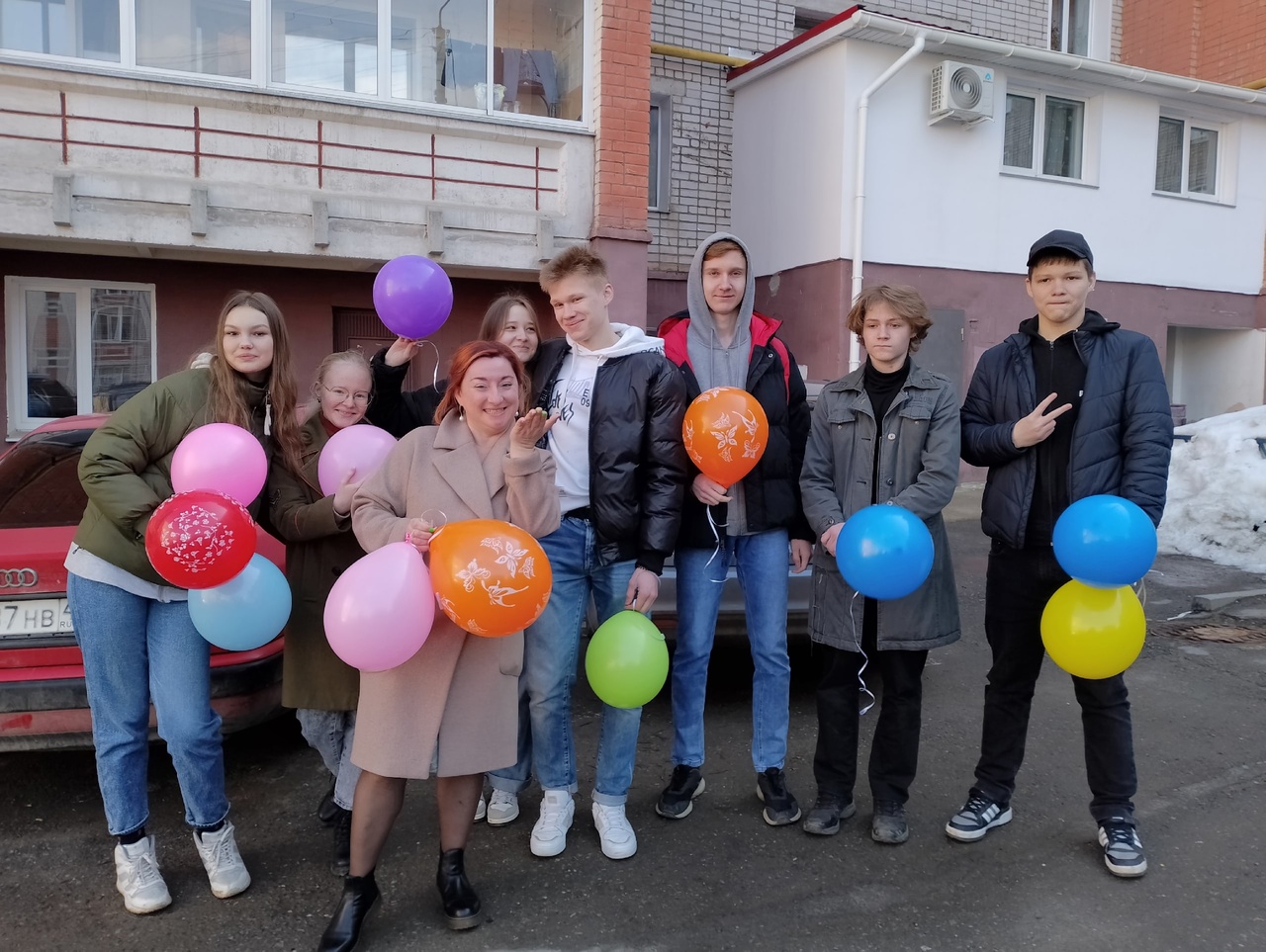 Кировские школьники устроили во дворе своей классной представление с песнями и танцами
