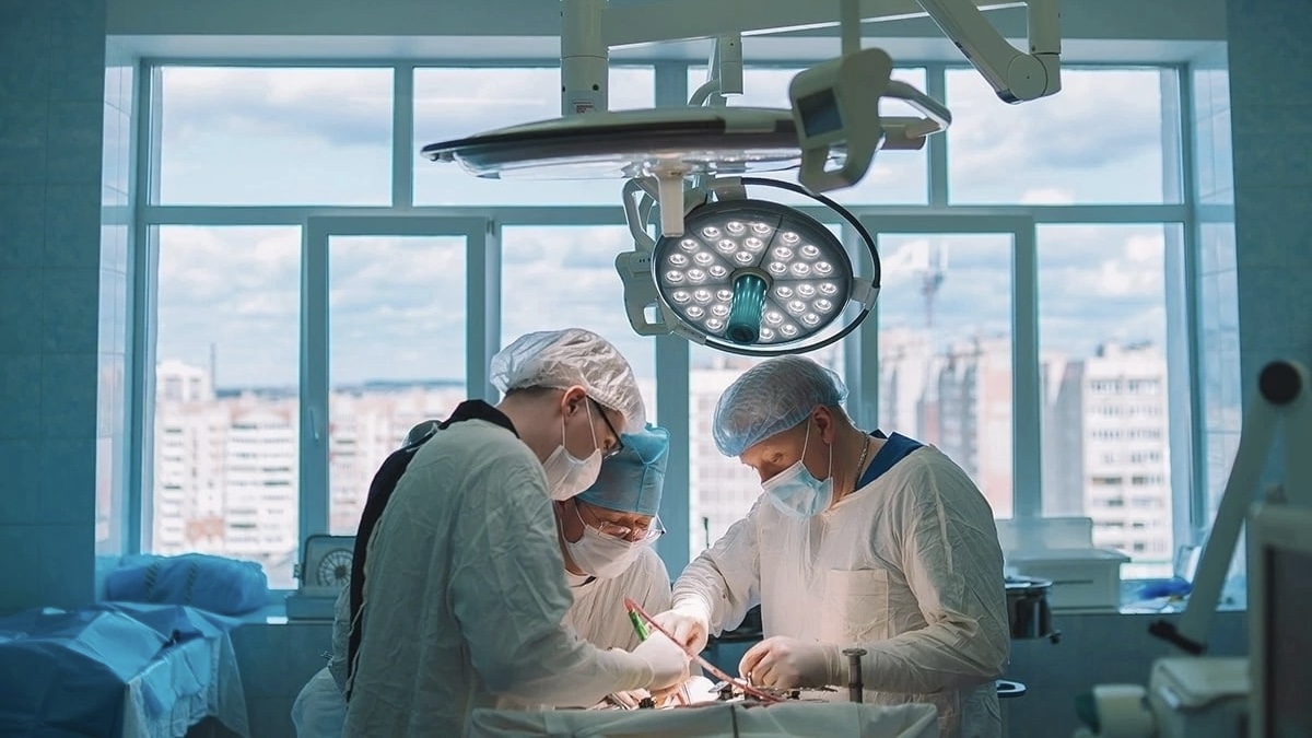 Кировские врачи провели женщине сложнейшую операцию по удалению двух опухолей