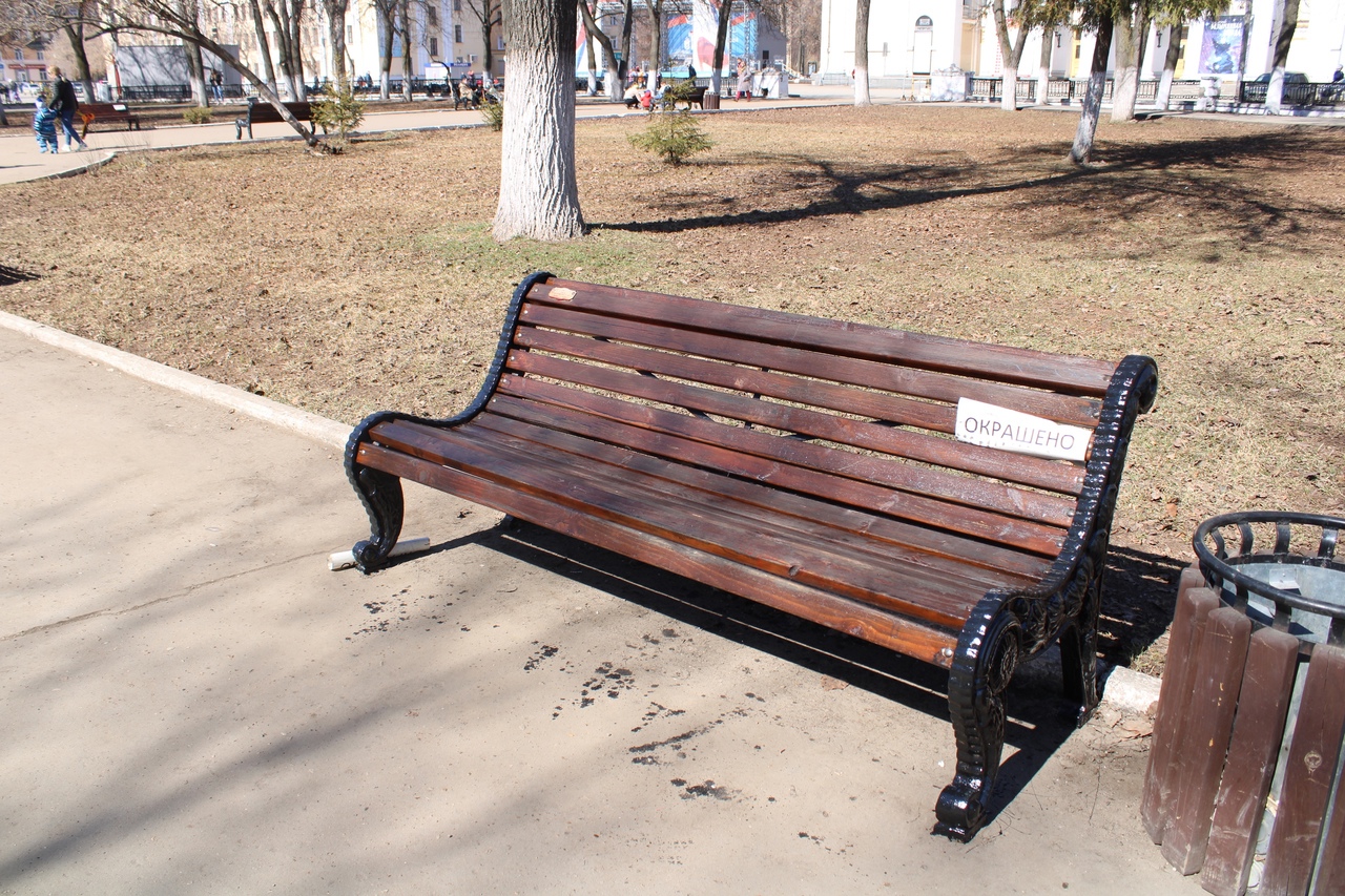 На улицах и в парках Кирова поставят сотню новых скамеек