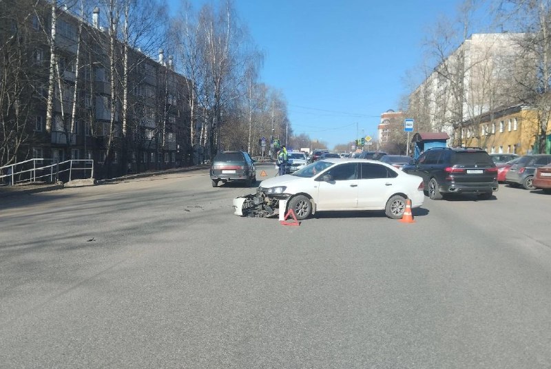 В Кирове на улице Дзержинского столкнулись две легковушки: есть пострадавшие