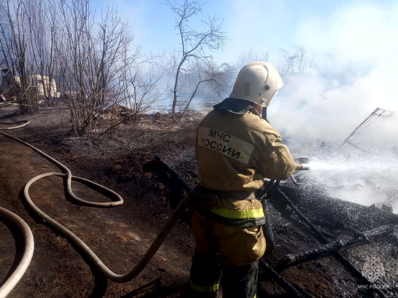 В Кировской области во время пожара в саду пострадал мужчина