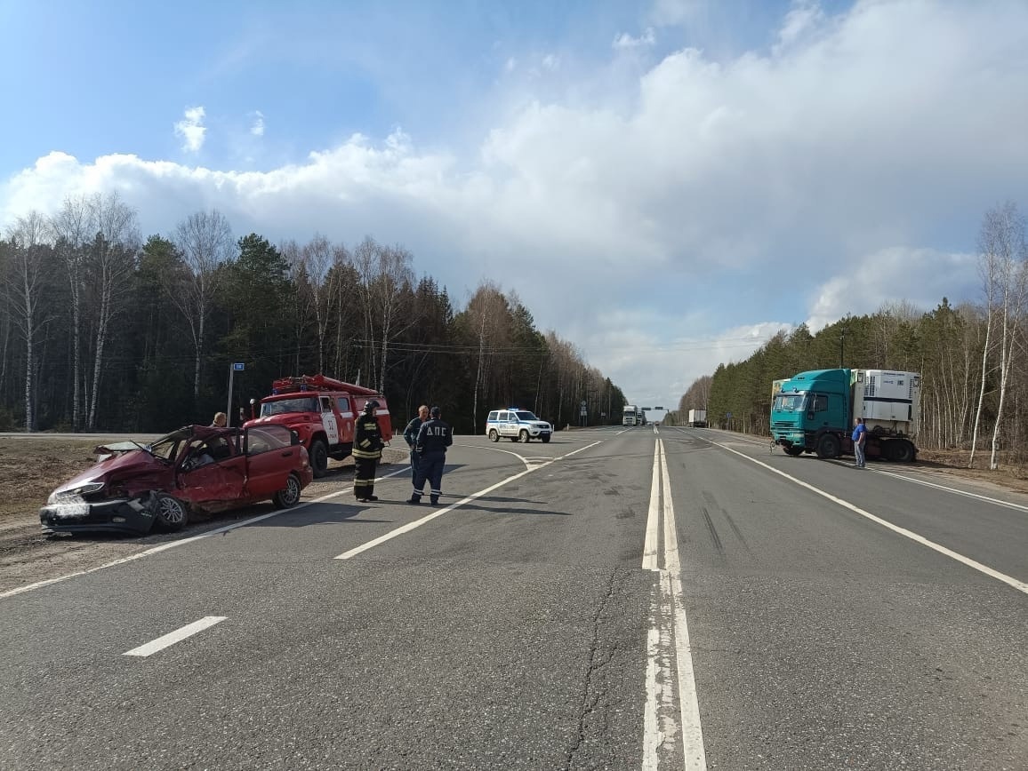 В Кировской области столкнулись грузовик и легковушка: есть погибшие 