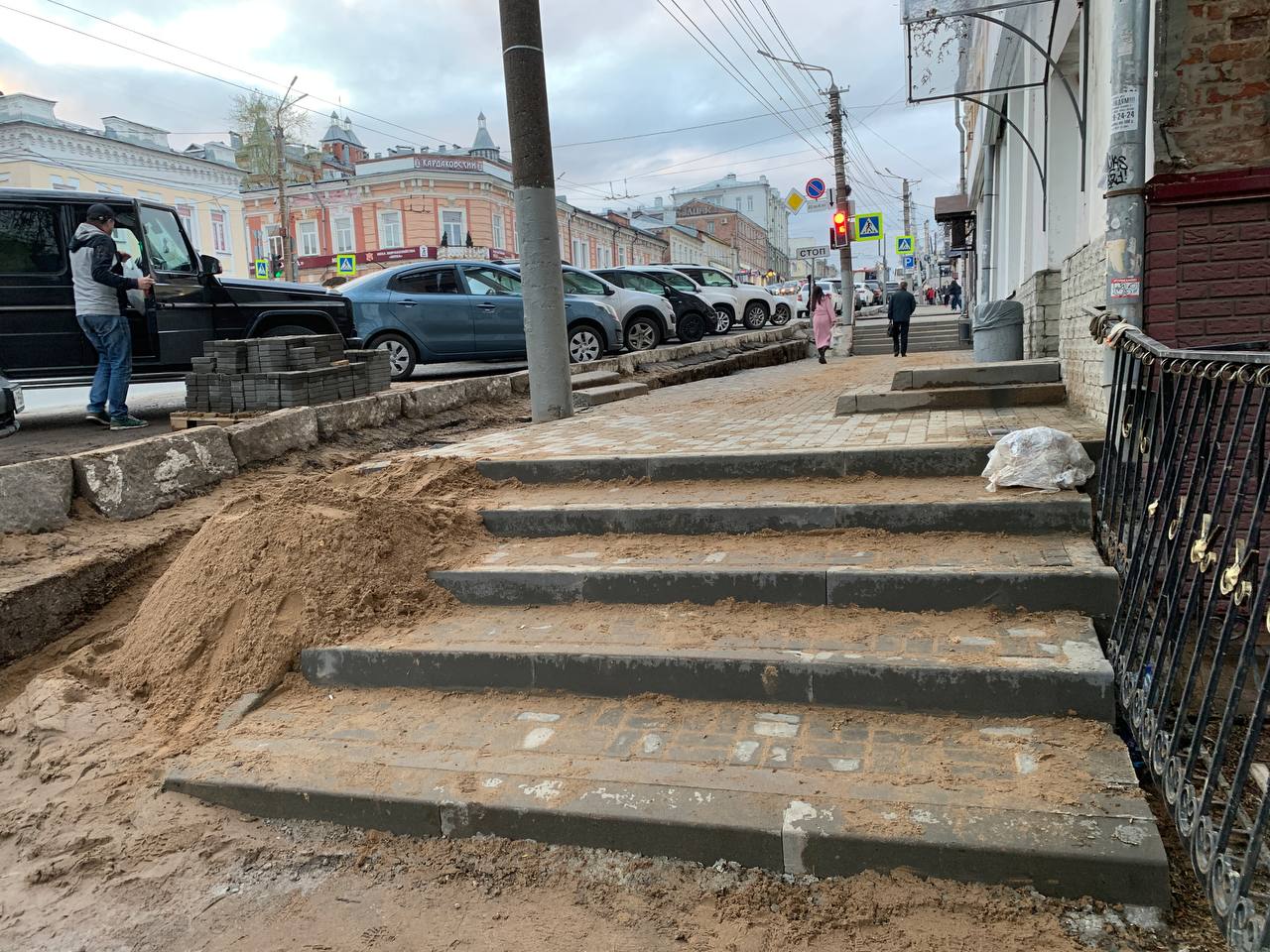 Нарушена технология: в Кирове отремонтированная лестница на Ленина прожила два дня