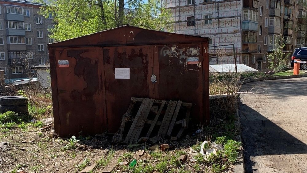 В Кирове ищут владельцев гаража и контейнера, расположенных на улице Лепсе и Пятницкая