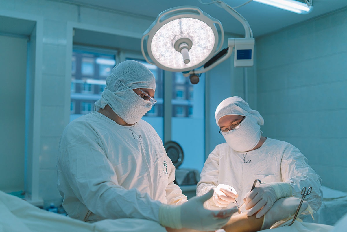 Кировские травматологи подняли на ноги мужчину после сложного перелома бедра
