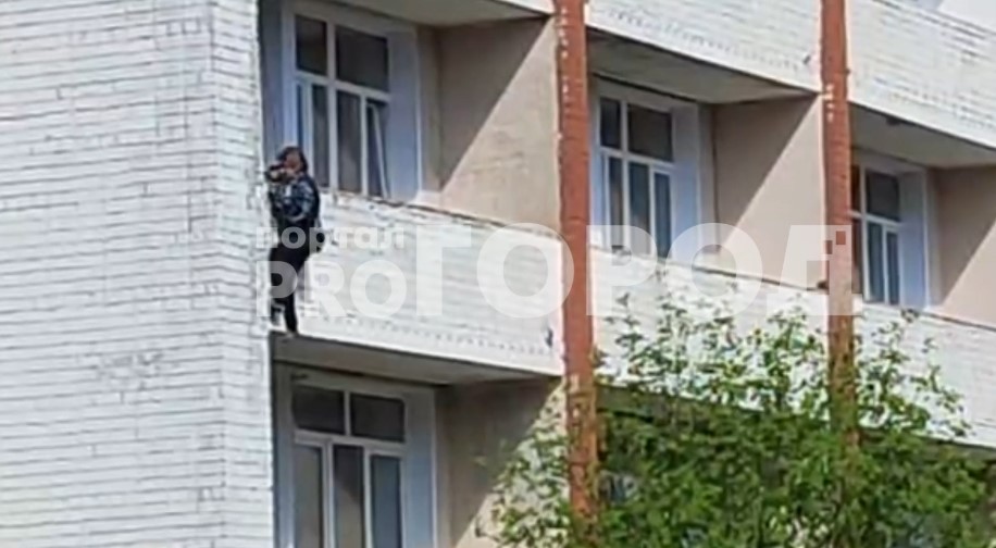 В Кирове пациент пытался сбежать из больницы через балкон и упал с высоты 