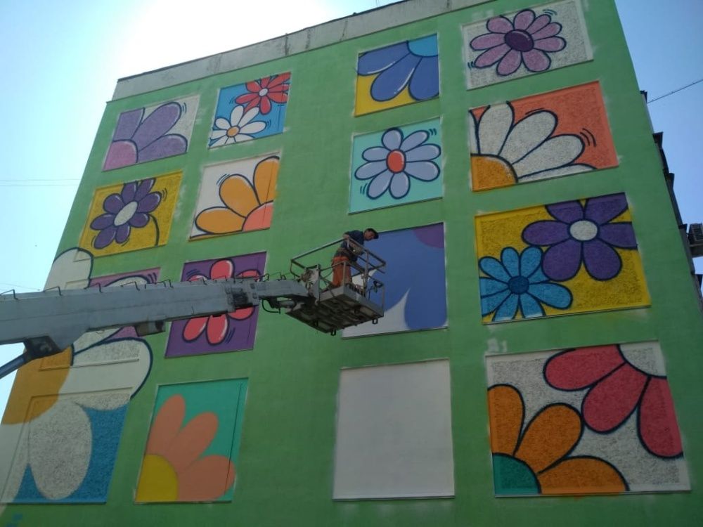 В Кирове фасад многоквартирного дома на улице Екатерины Кочкиной украсит цветочная поляна