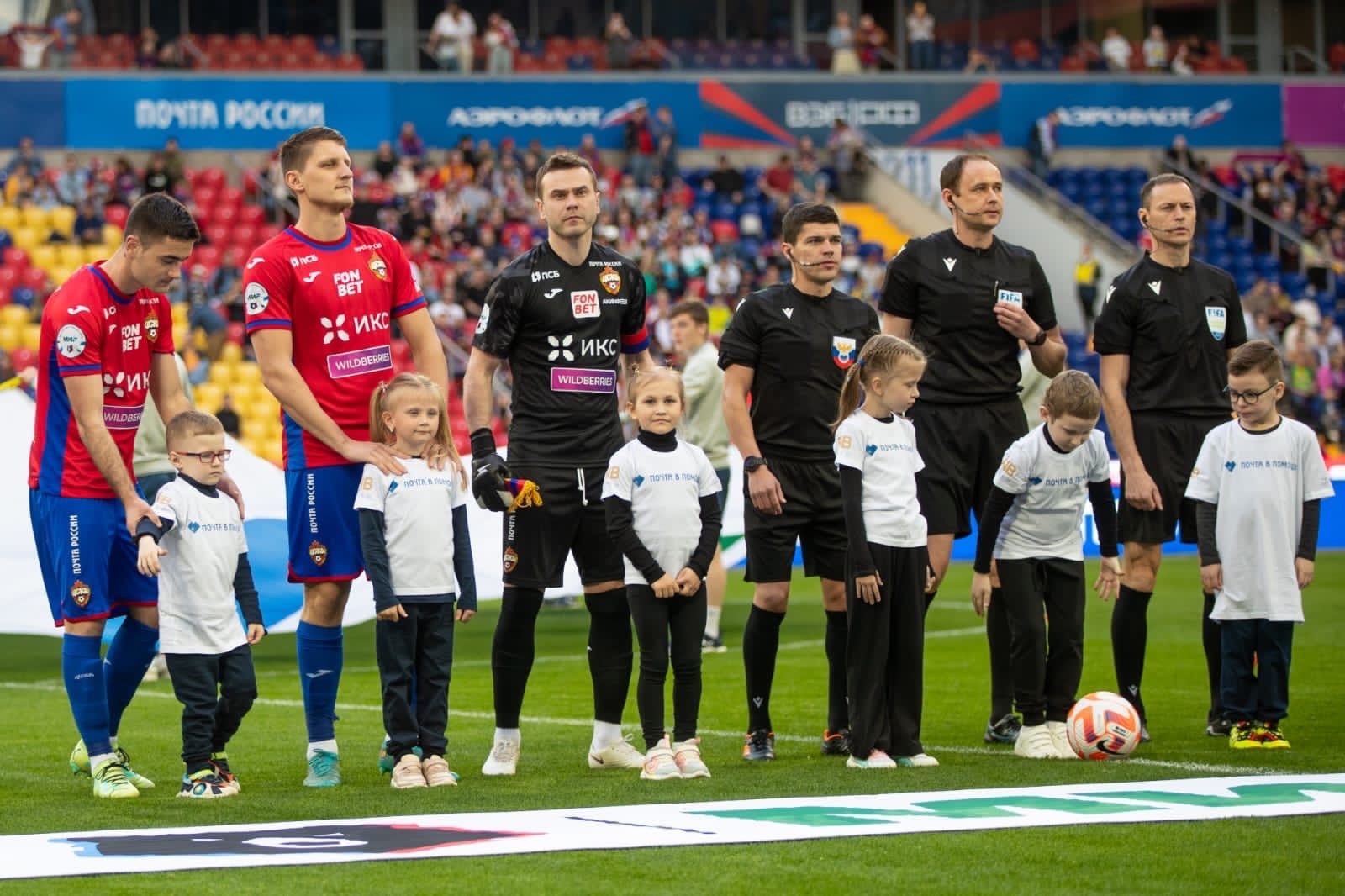 Победившая рак 6-летняя кировчанка приняла участие в футбольном матче в Москве 