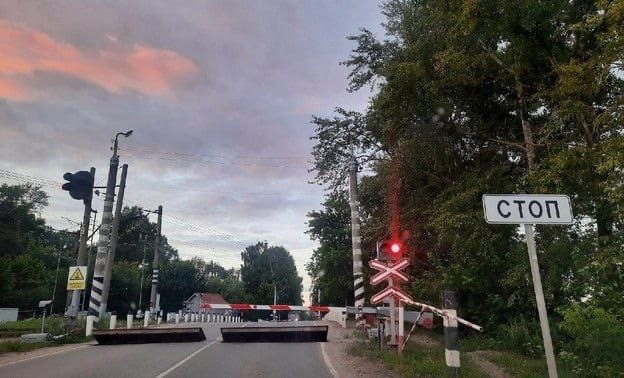 В Кирове временно ограничат движение транспорта через железнодорожный переезд