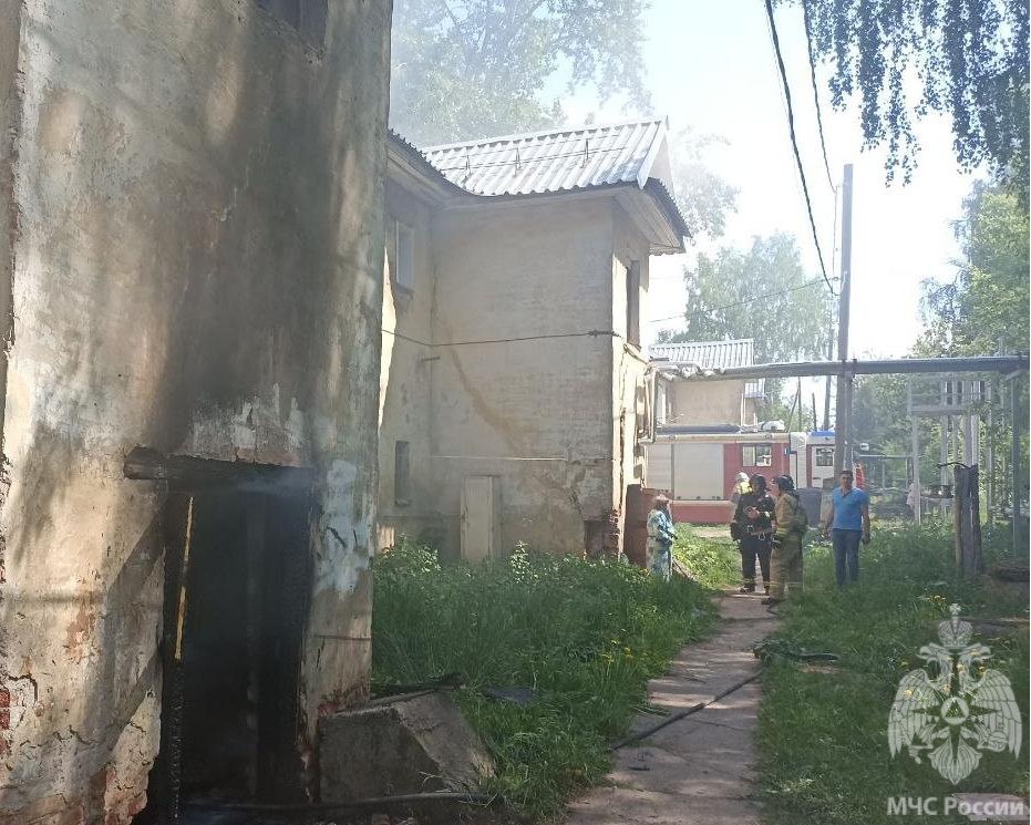 Загорелся жилой дом на улице Сормовской в Кирове