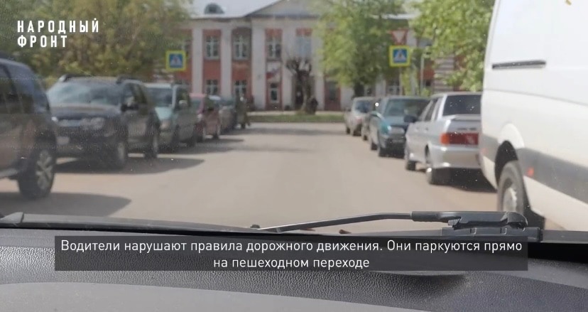 Ежедневно есть риск попасть в ДТП: в Кирове проезжую часть превратили в парковку для машин